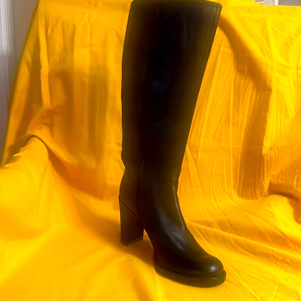 Gianni Binni black leather boot. Only worn twice. Sole of boot like new.